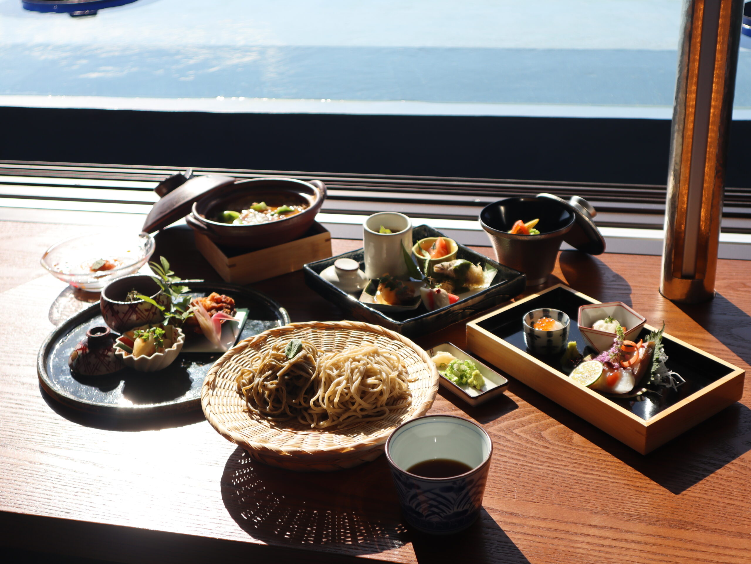 【7月限定】茜色に染まる夏の絶景と、驚きと涼を運ぶ「7月の本格会席」。淡路島の恵みと職人の遊び心を五感で味わう贅沢なひととき